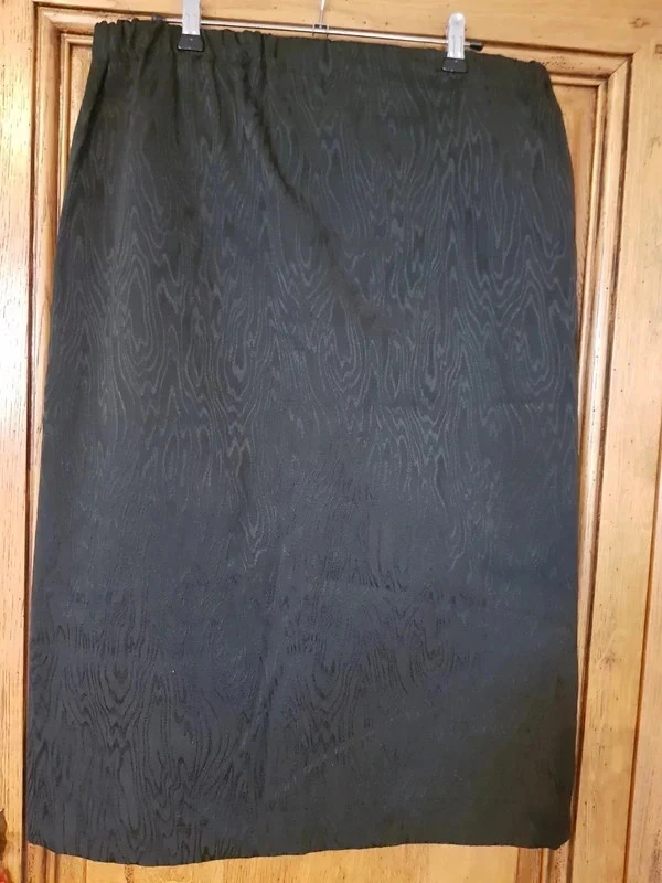 Jupe noire droite fente a l arrière neuve
